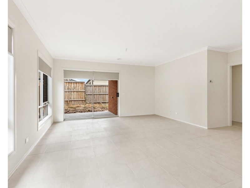 10 Ember Street, Clyde VIC 3978