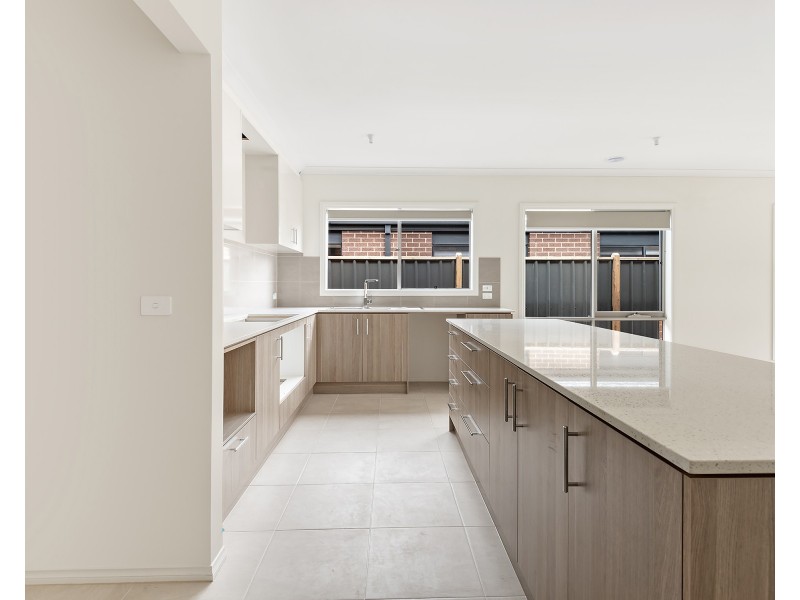 10 Ember Street, Clyde VIC 3978