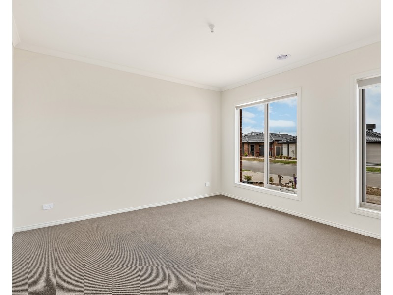 10 Ember Street, Clyde VIC 3978