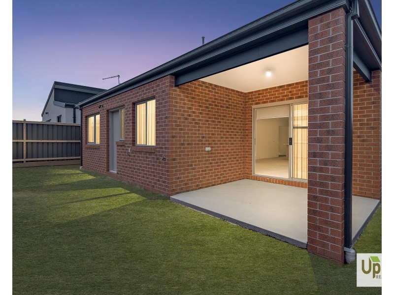 10 Ember Street, Clyde VIC 3978