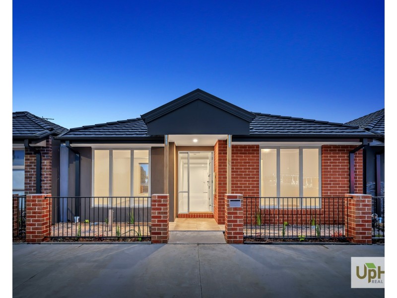 16 Titan lodge walk, Pakenham VIC 3810