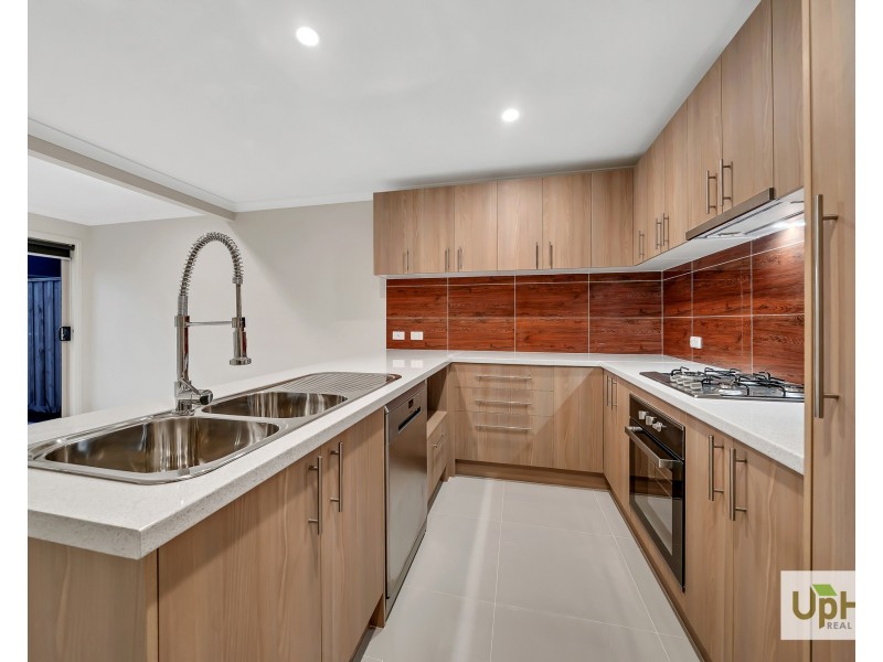 16 Titan lodge walk, Pakenham VIC 3810