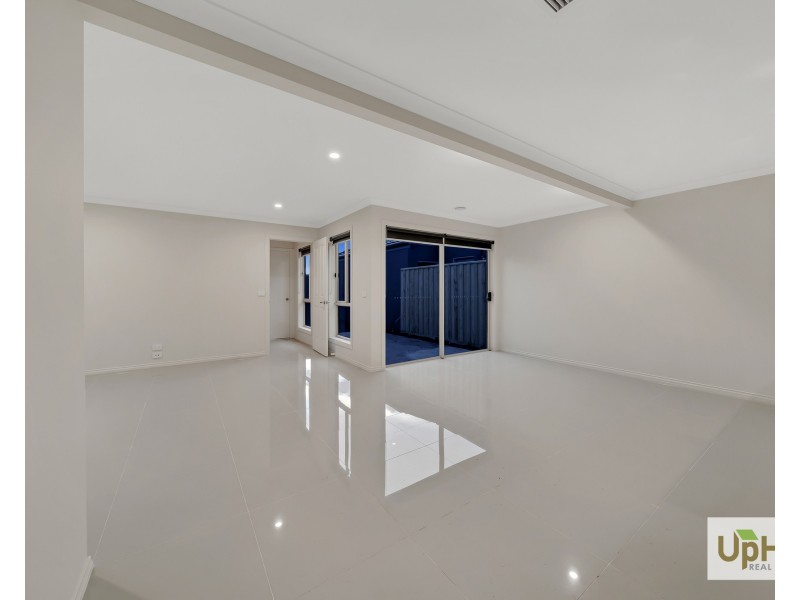 16 Titan lodge walk, Pakenham VIC 3810