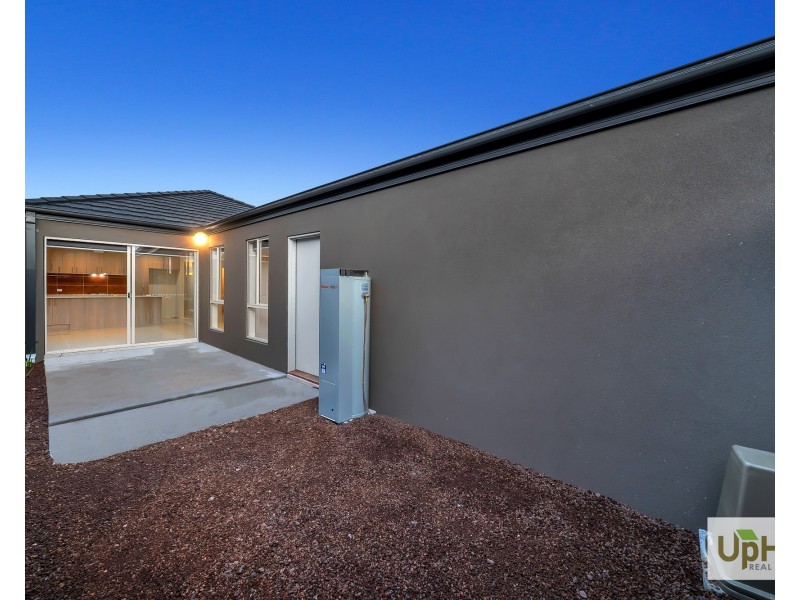 16 Titan lodge walk, Pakenham VIC 3810