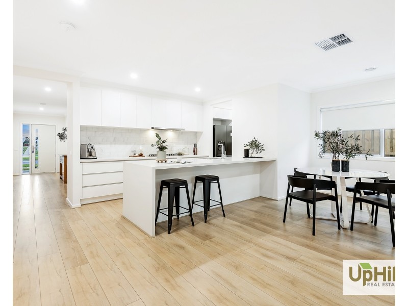 40 Burnbank Parade, Clyde North VIC 3978