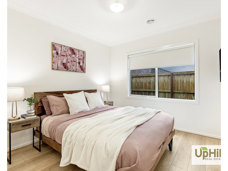 40 Burnbank Parade, Clyde North VIC 3978