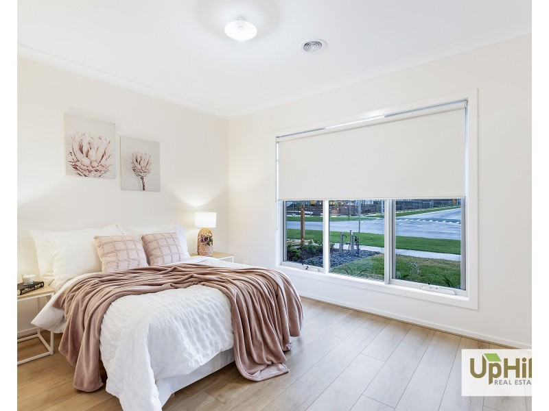 40 Burnbank Parade, Clyde North VIC 3978