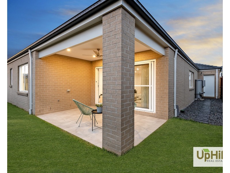 40 Burnbank Parade, Clyde North VIC 3978