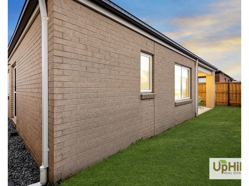 40 Burnbank Parade, Clyde North VIC 3978