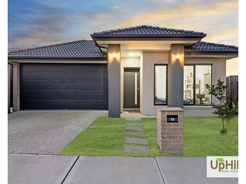 19 Merlot Way, Clyde North VIC 3978