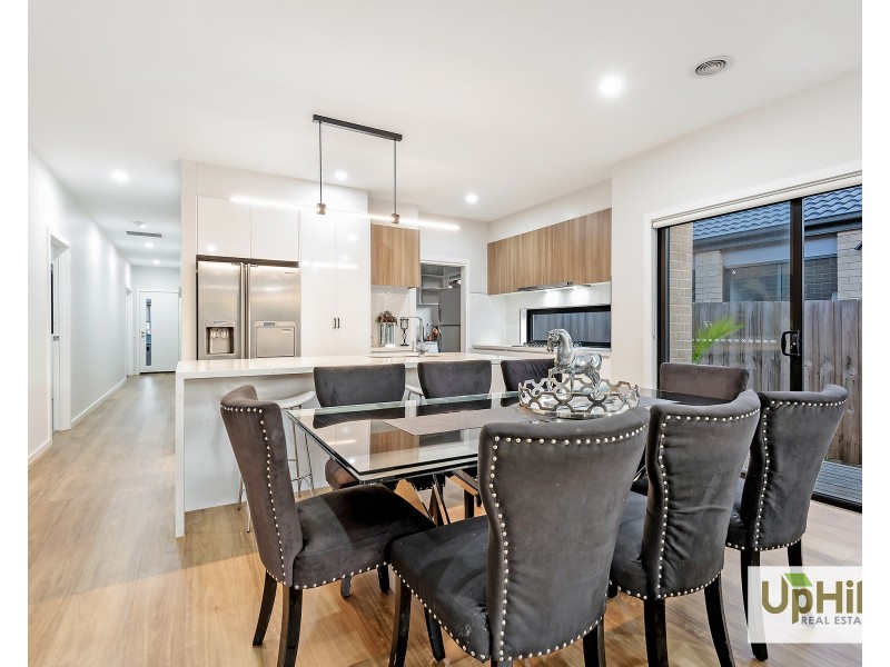 19 Merlot Way, Clyde North VIC 3978