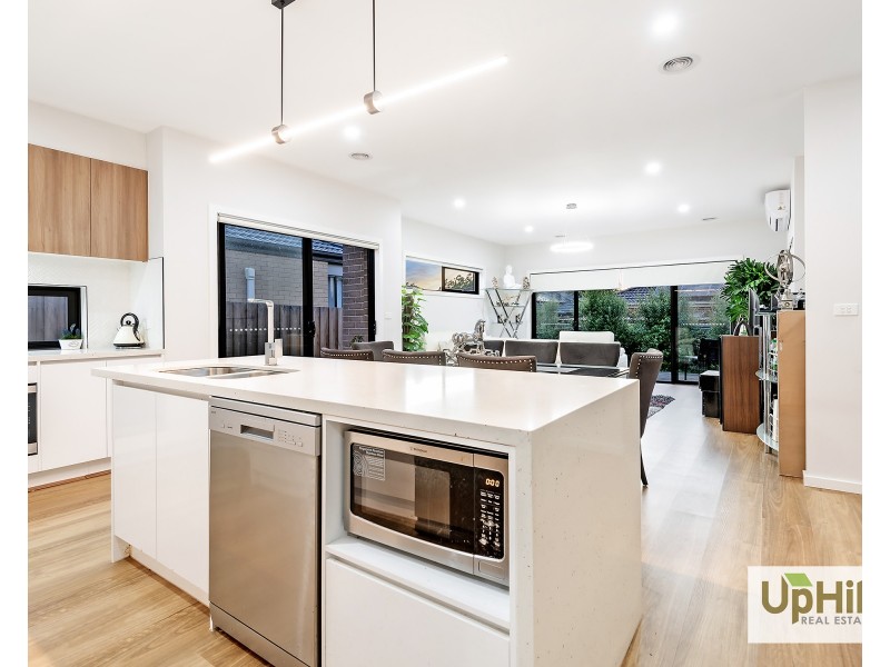 19 Merlot Way, Clyde North VIC 3978