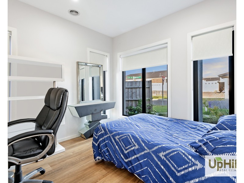 19 Merlot Way, Clyde North VIC 3978