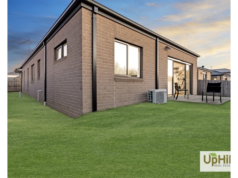 19 Merlot Way, Clyde North VIC 3978