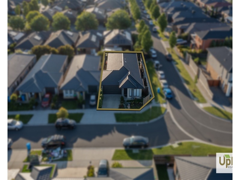 19 Merlot Way, Clyde North VIC 3978