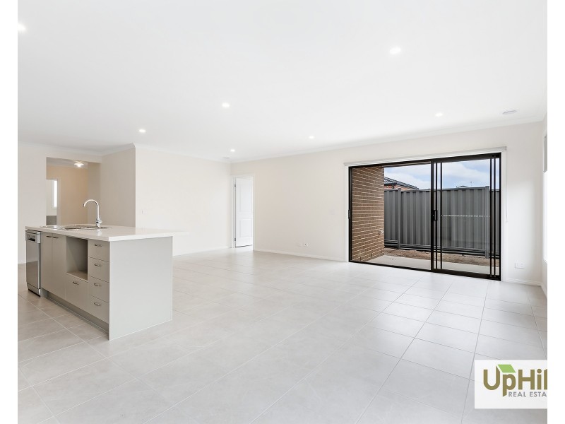 27 Yoho Road, Clyde VIC 3978