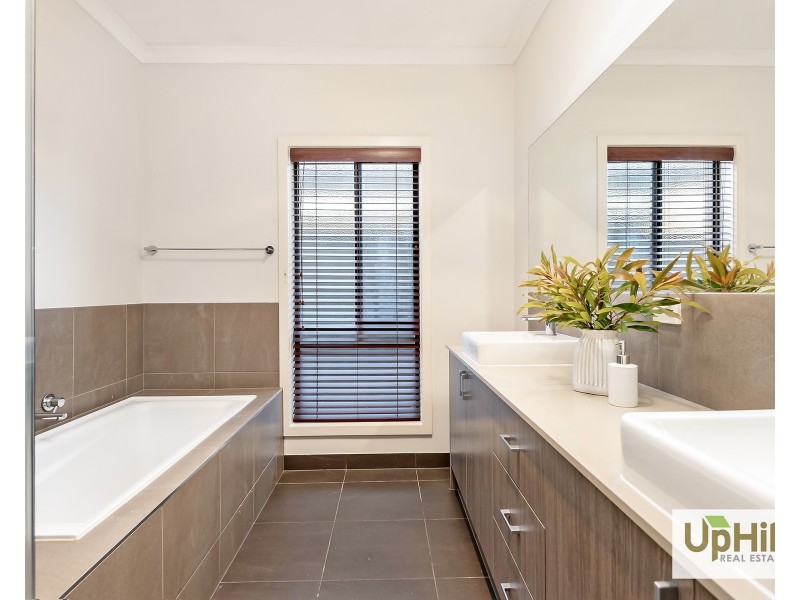 36 Glenrose Boulevard, Clyde North VIC 3978