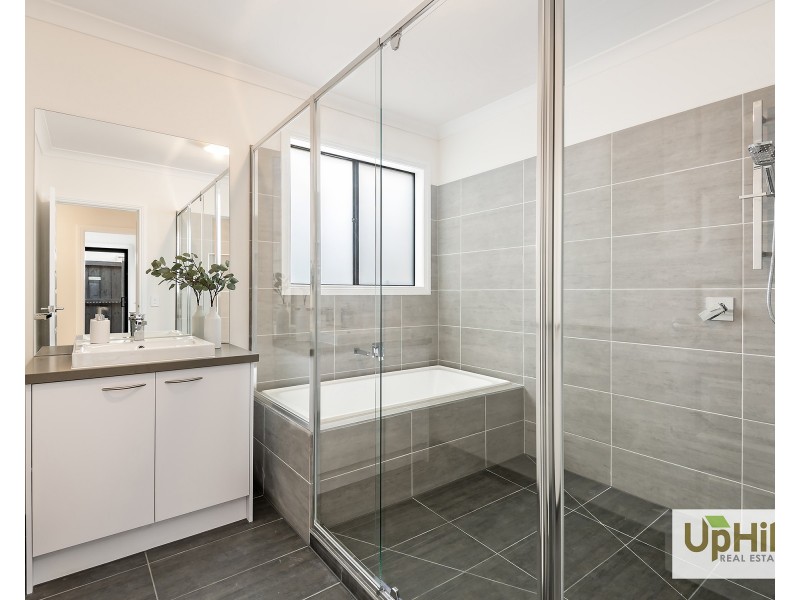 7 Tartan Drive, Clyde North VIC 3978