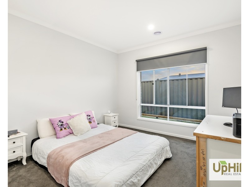 9 Aegean Street, Clyde North VIC 3978