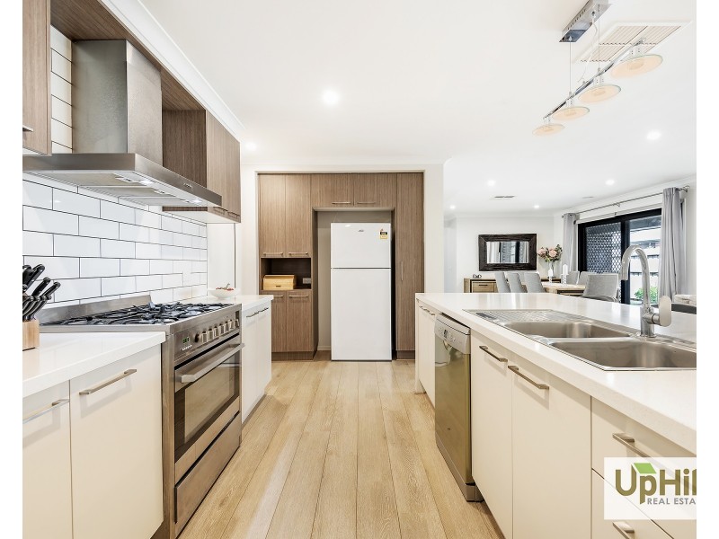 4 Hollybush Avenue, Clyde North VIC 3978