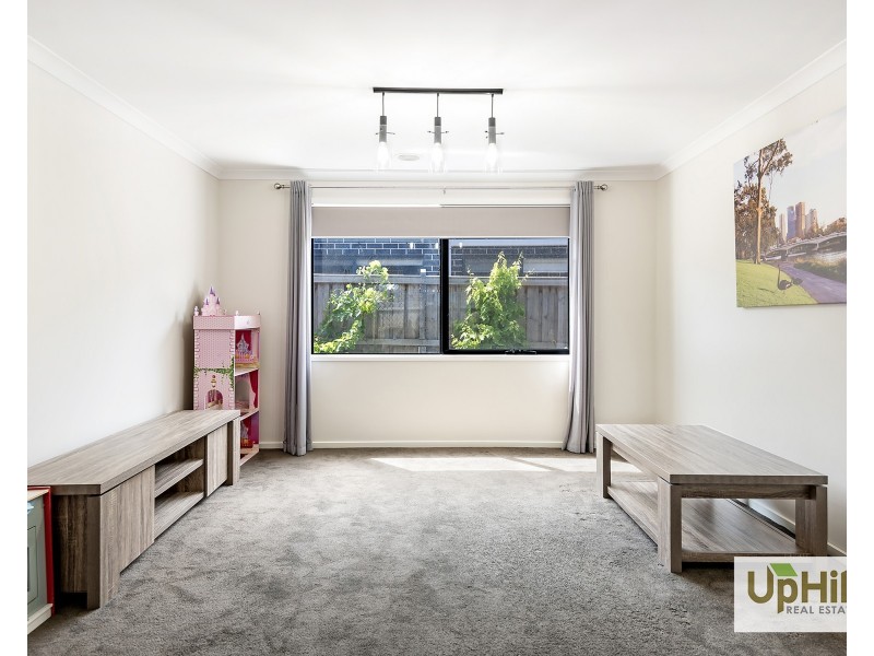 4 Hollybush Avenue, Clyde North VIC 3978