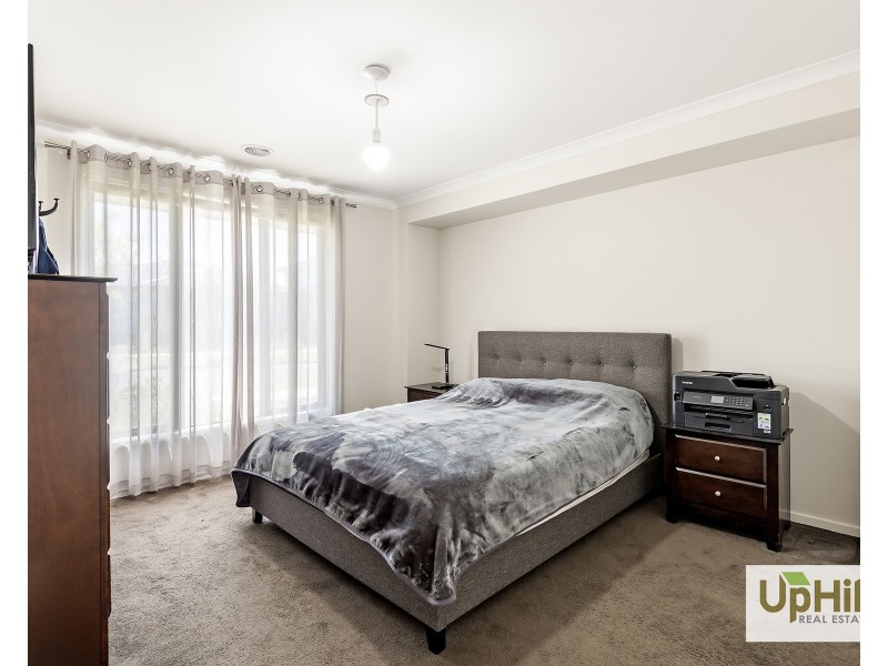 4 Hollybush Avenue, Clyde North VIC 3978