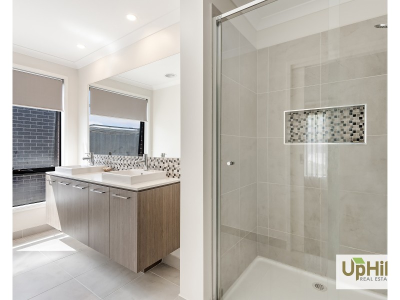 4 Hollybush Avenue, Clyde North VIC 3978