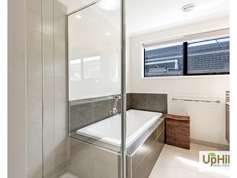 4 Hollybush Avenue, Clyde North VIC 3978