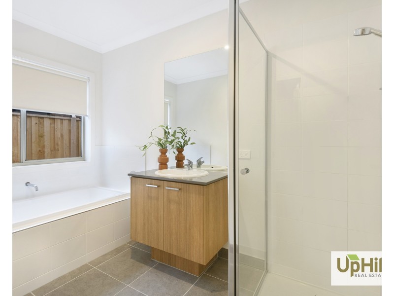 19 Melaan Way, Clyde North VIC 3978