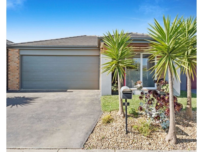 8 Rosella Avenue, Pakenham VIC 3810