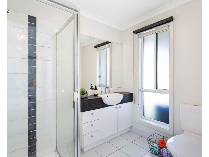 8 Rosella Avenue, Pakenham VIC 3810