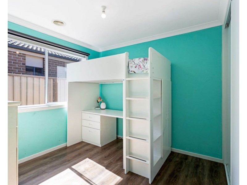 8 Rosella Avenue, Pakenham VIC 3810