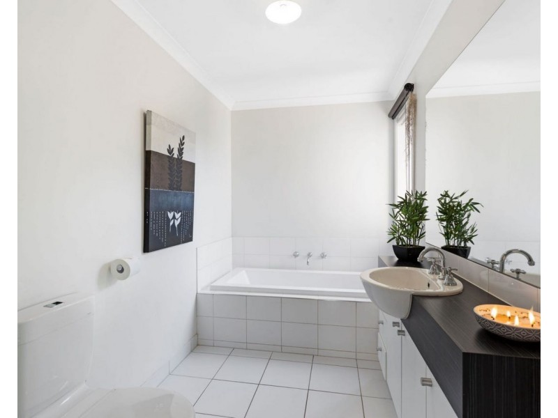 8 Rosella Avenue, Pakenham VIC 3810