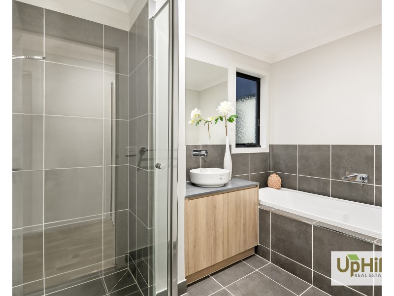 7 Guell Lane, Clyde North VIC 3978