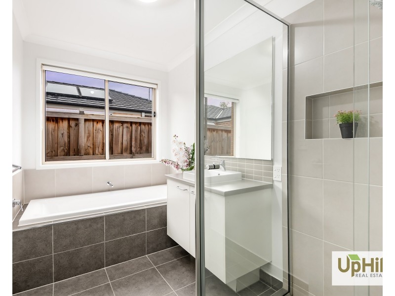 18 Lancelot Avenue, Clyde VIC 3978