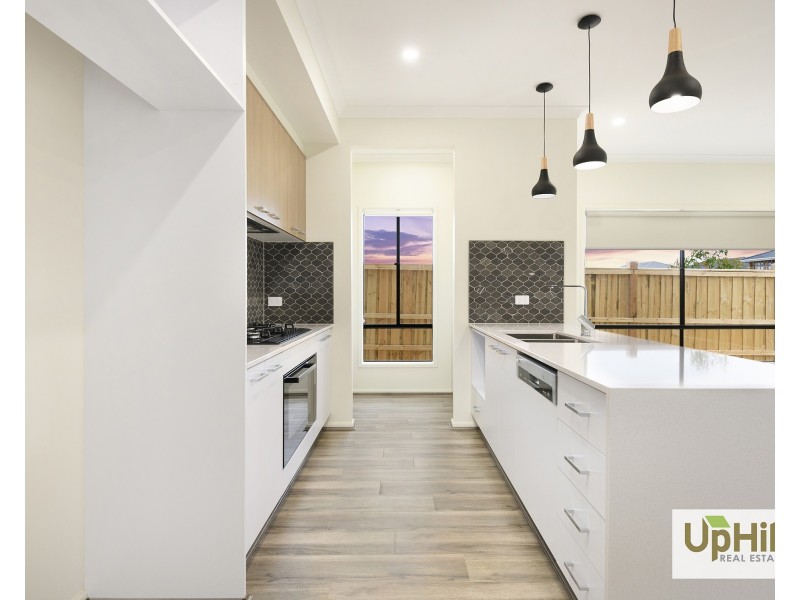 7 Makalu Circuit, Clyde North VIC 3978