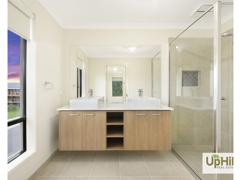 7 Makalu Circuit, Clyde North VIC 3978