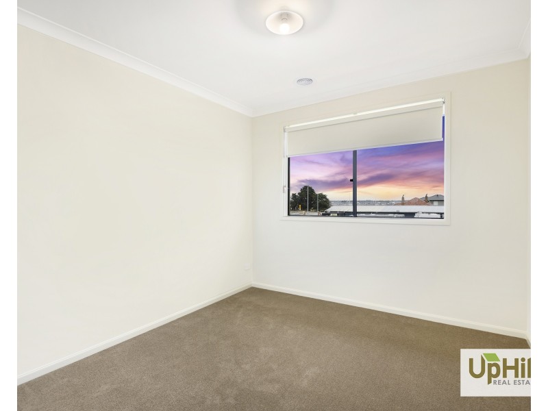 7 Makalu Circuit, Clyde North VIC 3978