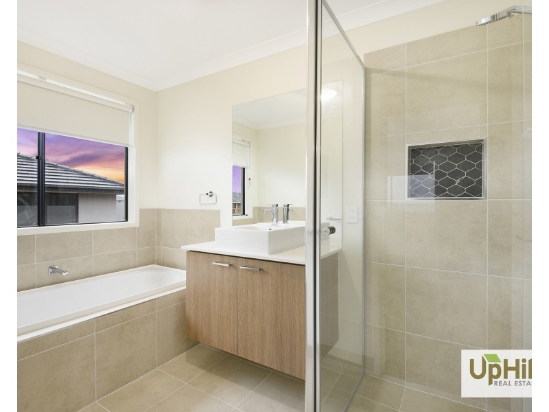 7 Makalu Circuit, Clyde North VIC 3978