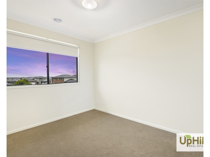 7 Makalu Circuit, Clyde North VIC 3978