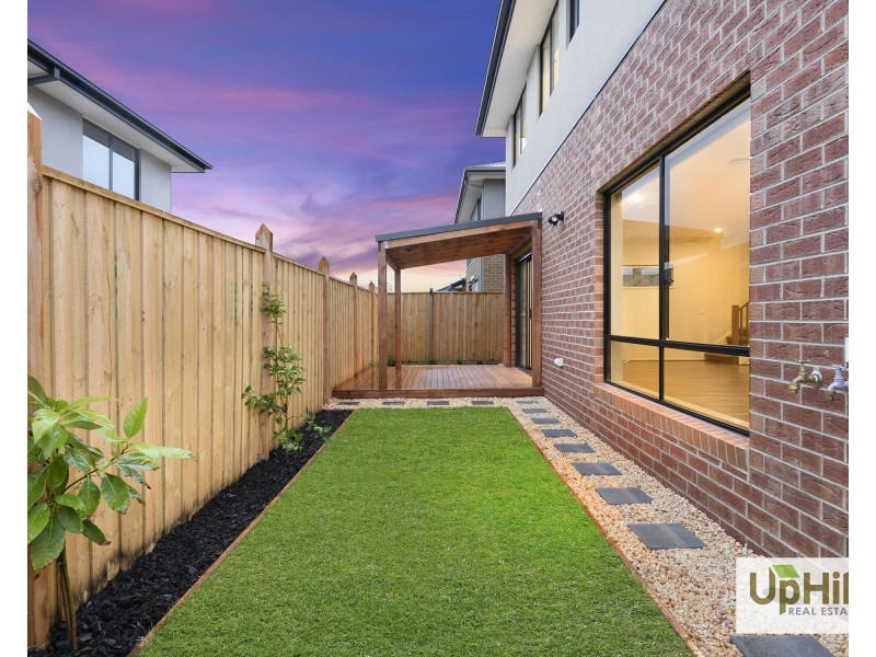 7 Makalu Circuit, Clyde North VIC 3978