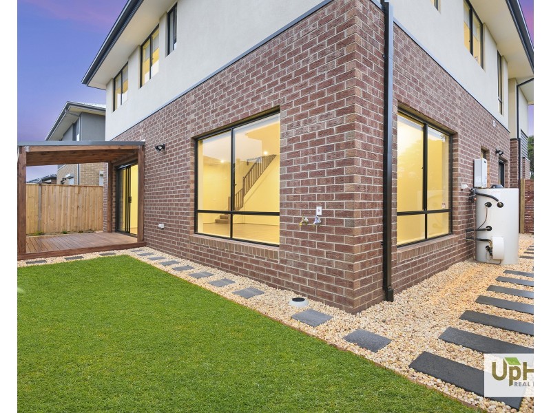 7 Makalu Circuit, Clyde North VIC 3978