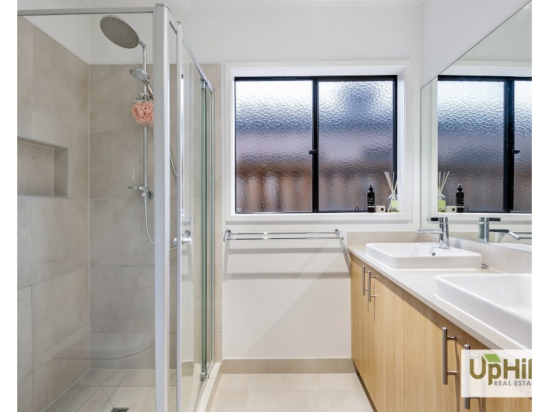 32 Castillo Avenue, Clyde North VIC 3978