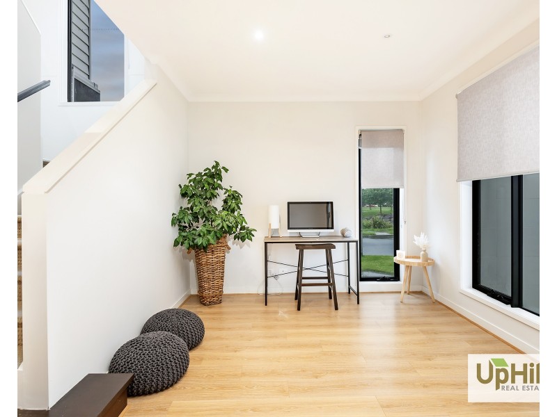 27 Lonarto Avenue, Clyde North VIC 3978