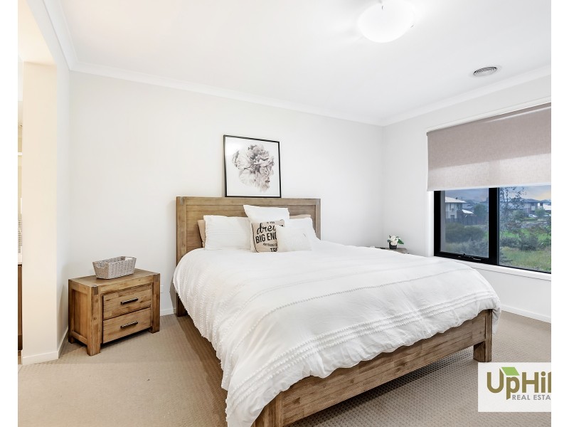 27 Lonarto Avenue, Clyde North VIC 3978