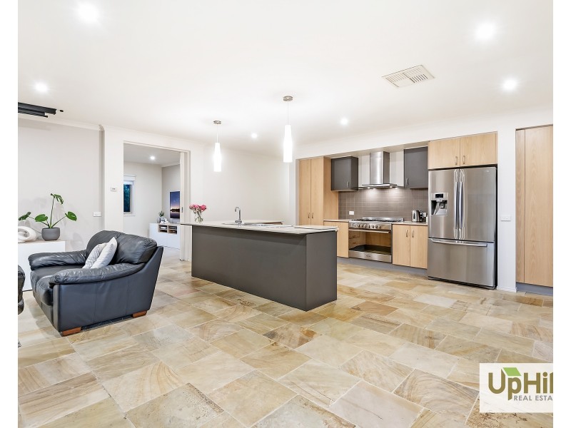 16 Wild Scotchman Way, Cranbourne East VIC 3977