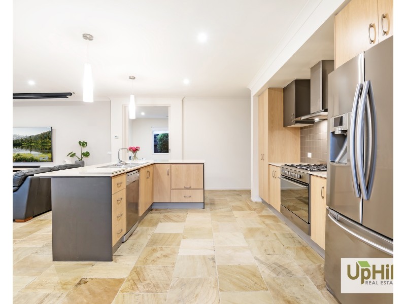 16 Wild Scotchman Way, Cranbourne East VIC 3977