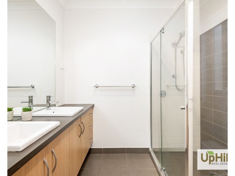 16 Wild Scotchman Way, Cranbourne East VIC 3977