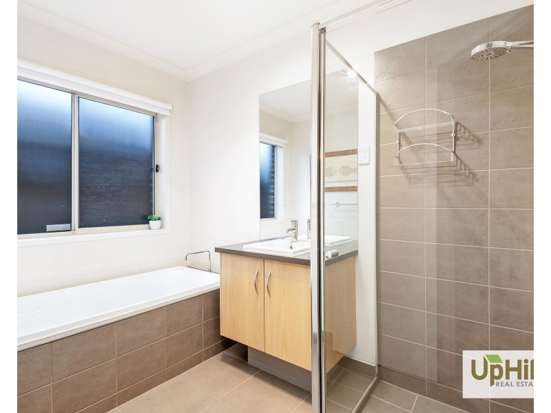 16 Wild Scotchman Way, Cranbourne East VIC 3977