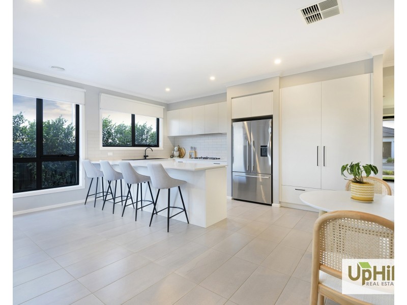 90 Athenaeum Avenue, Clyde North VIC 3978